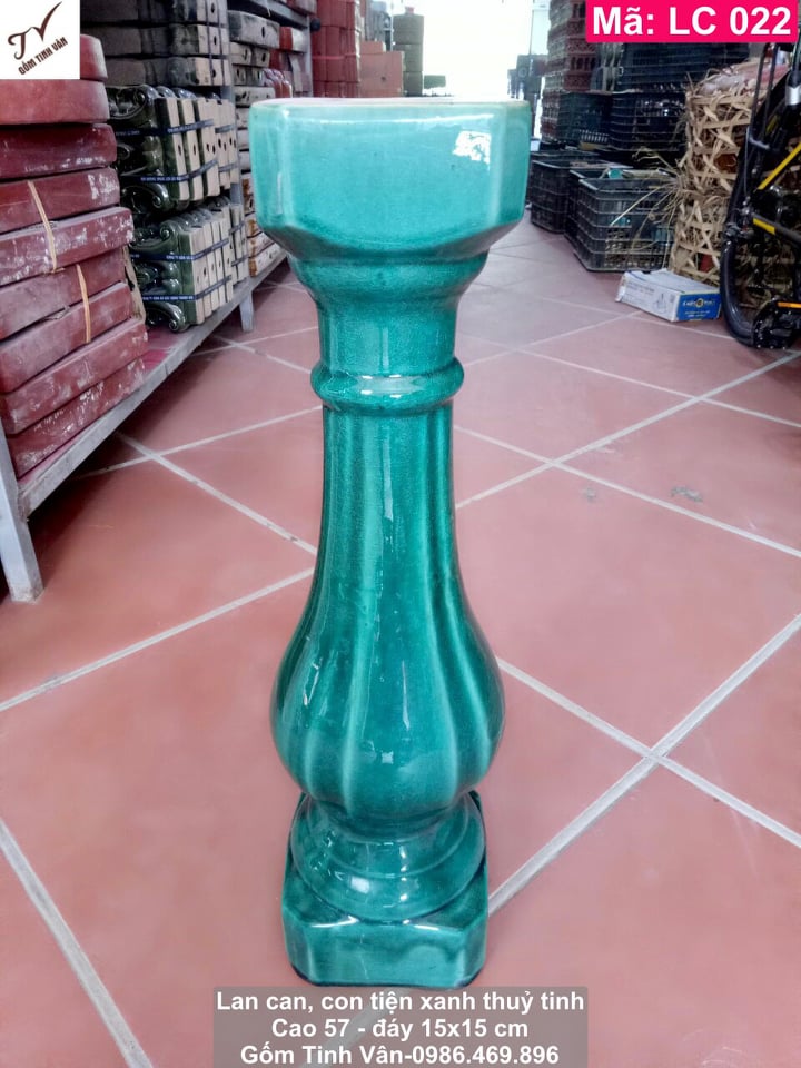 Lan can con tiện men xanh ngọc thủy tinh, mã LC022, dáng giọt lệ bổ khung, cao 57 đáy vuông 15x15 cm, trang trí ban công nhà đẹp, gốm sứ xây dựng bát tràng tinh vân