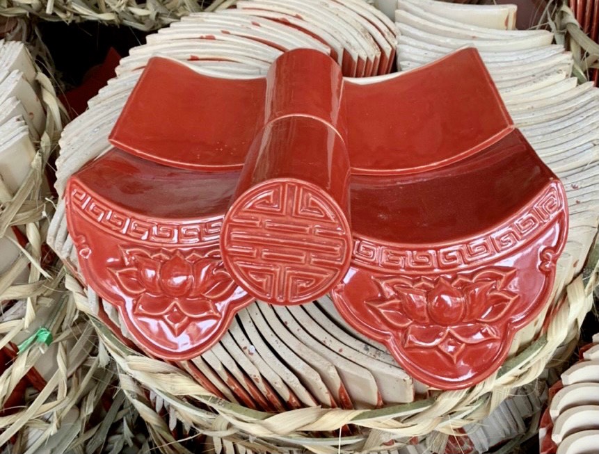 Ngói âm dương, lưu ly, men đỏ, mã NAD083, ngói riềm sen thọ, 14x17, 20x20 cm, gốm xây dựng, bát tràng, tinh vân