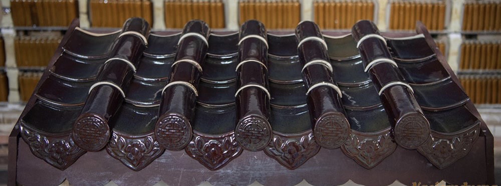 Ngói âm dương, lưu ly, men nâu đen bóng, mã NAD104, riềm hoa mai, lợp mái nhà mồ cổ, đình chùa, gốm sứ xây dựng,bát tràng, tinh vân