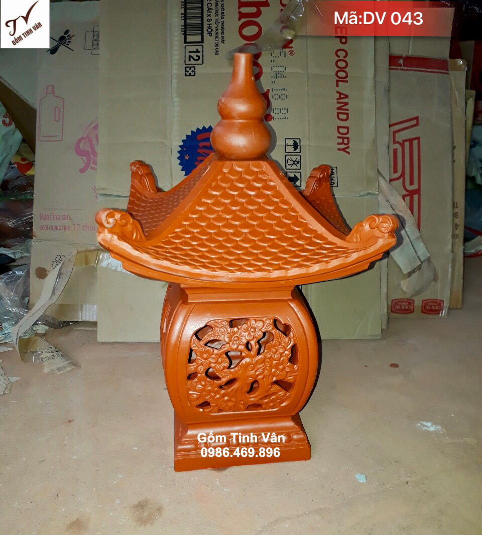Đèn gốm sân vườn chạm khắc tứ quý, mã DV043, chất liệu gốm đất nung đỏ, nung 1300 độ C, bền đẹp, mái chùa, chóp hồ lô, cao 40 đáy 20x20 cm, đèn trụ cổng gốm xây dựng bát tràng