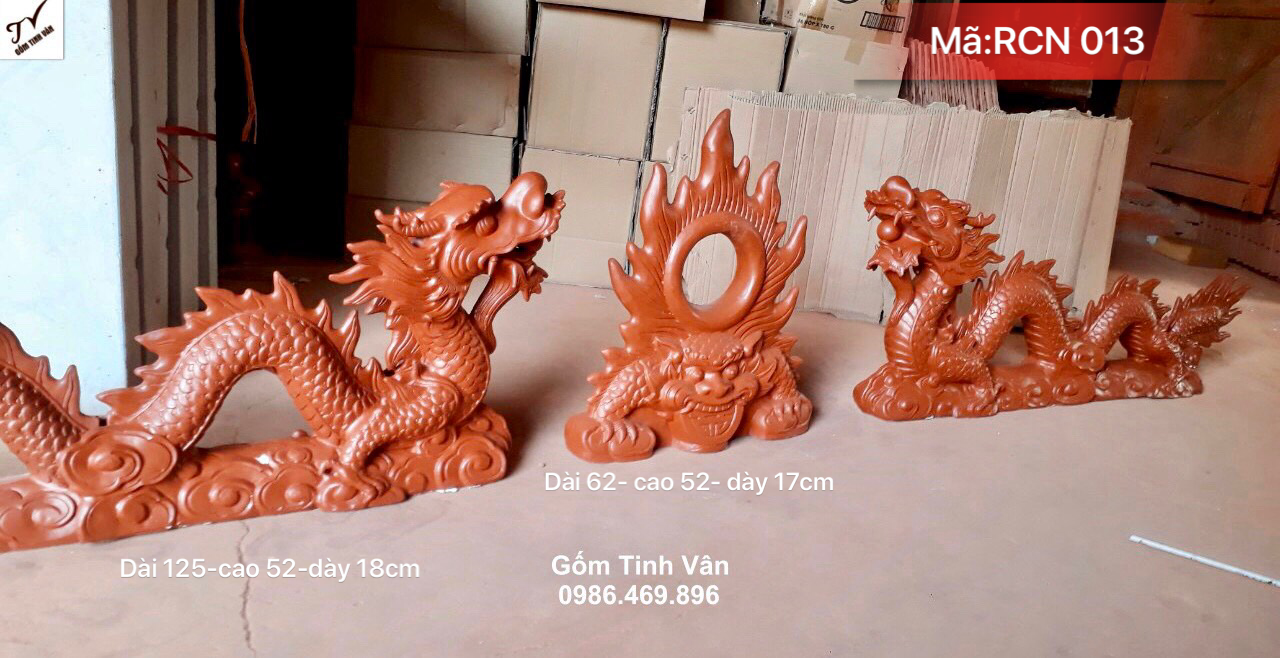 Cặp rồng chầu mặt nguyệt gốm đỏ, mã RCN013, dài 125-cao 52-dày 18 cm, mặt nguyệt cao 62-dài 52-dày 17 cm, lưỡng long chầu nguyệt, để trên mái nhà, đình, chùa, lưỡng long tranh châu gốm xây dựng bát tràng
